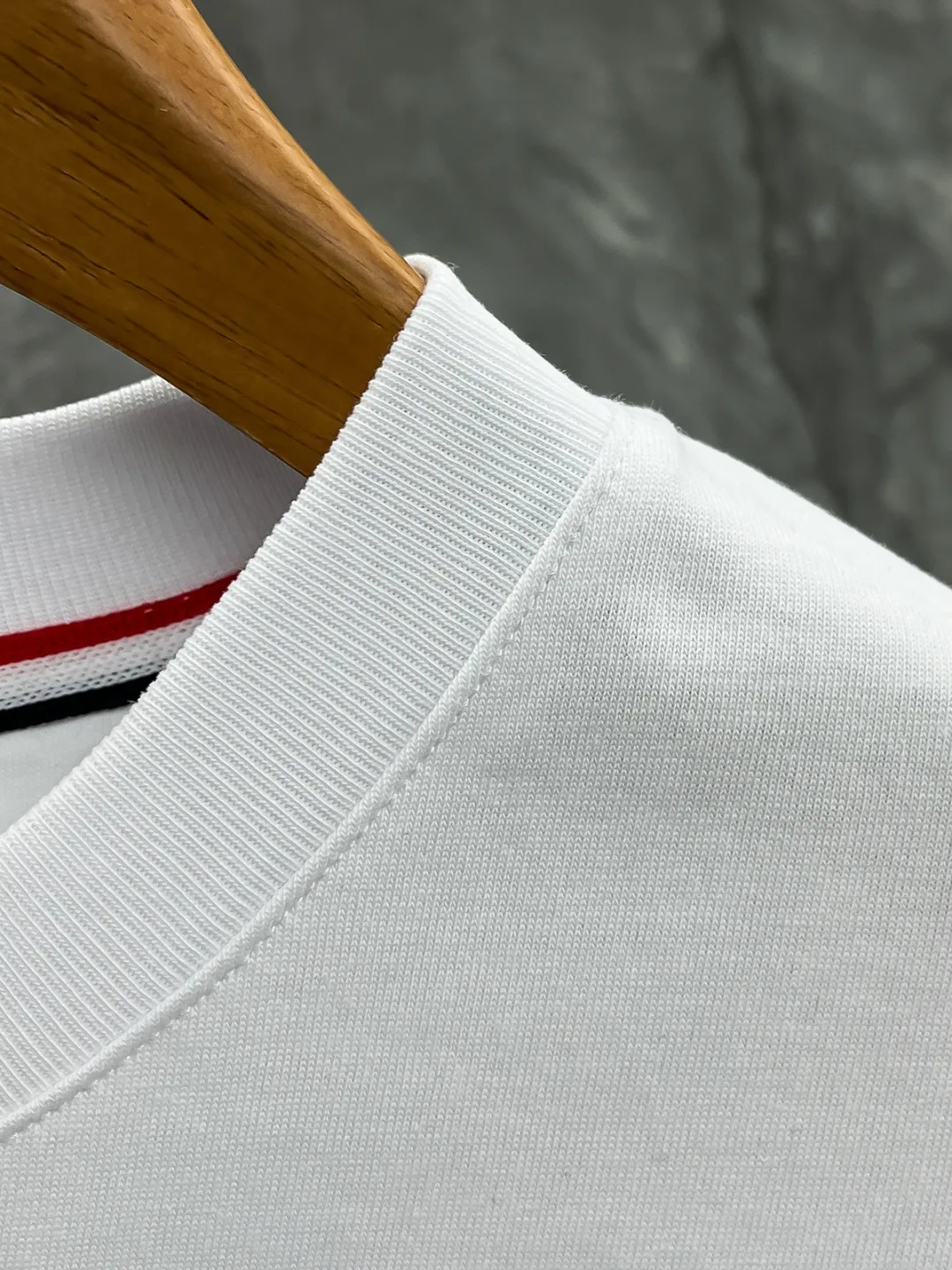 Moncl 26ss Moncler Series T ，， Logo+“Monestier-de-Clermont France Est.1952” ， ， Classic ， ， 。 Premium、 ， ； Black White Sizes：S-2XL